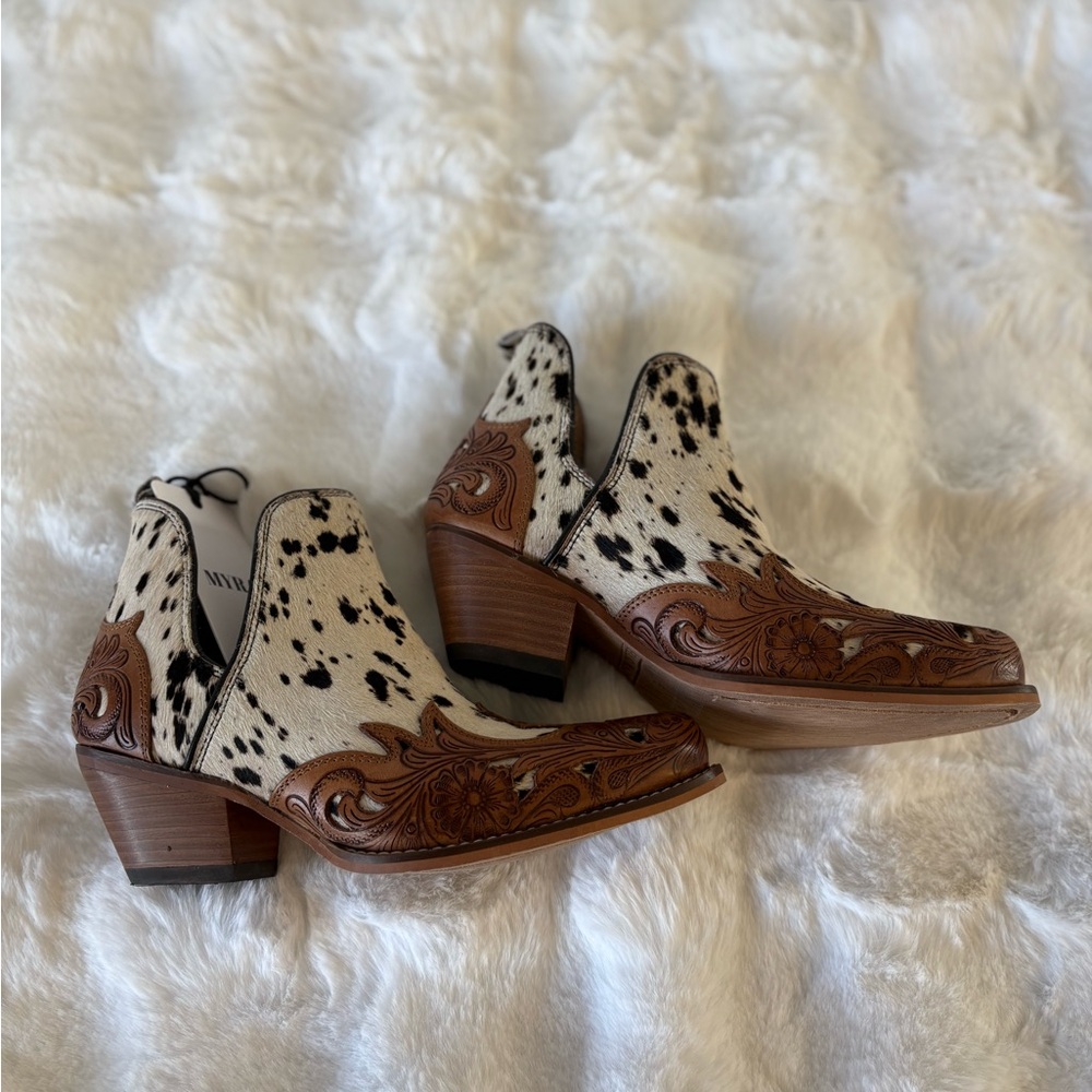 MYRA- WEST STREET WESTERN HAND-TOOLED BOOTIES IN BLACK & WHITE - Picture 4 of 12